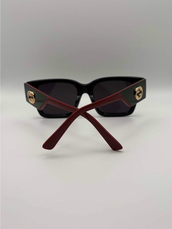 Gucci Black Front Red Temples Sunglasses with Gold GG Excellent Condition main image 4